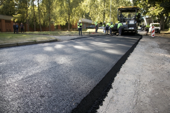 Vilniuje išbandomas naujas eksperimentinis asfaltas: lygins, ar geresnis už įprastą