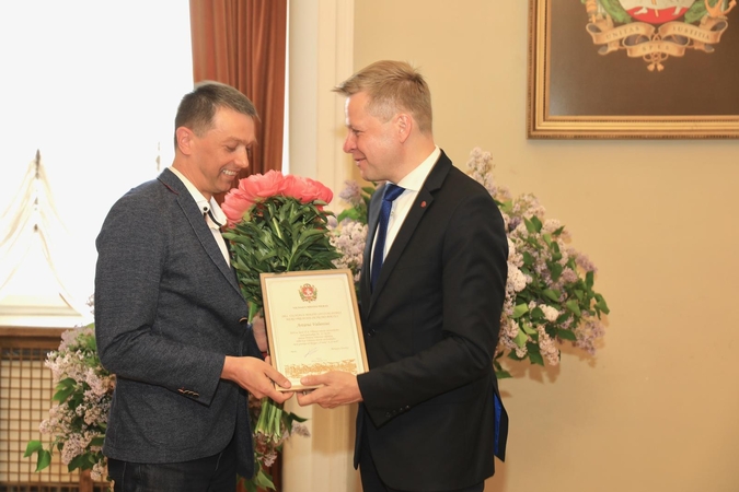 „Poezijos pavasaris“: Vilniaus mero premija įteikta poetui A. Valioniui