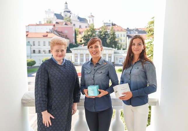 Prezidentė nupirko kvepalų Rio de Žaneire apvogtoms irkluotojoms