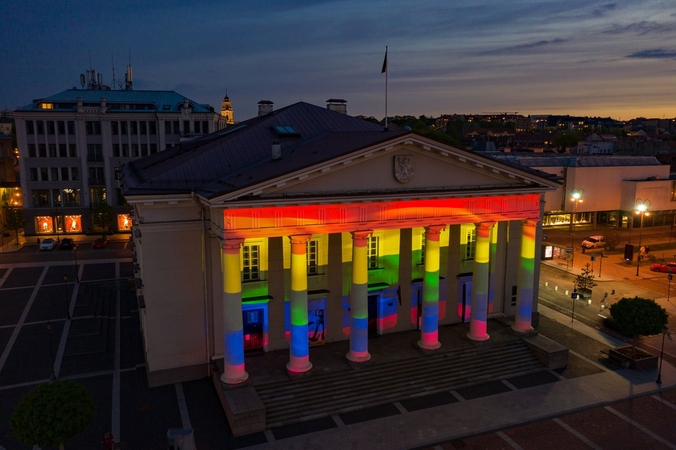 Dieną prieš homofobiją Vilniaus rotušė pasipuošė LGBT vėliavos spalvomis