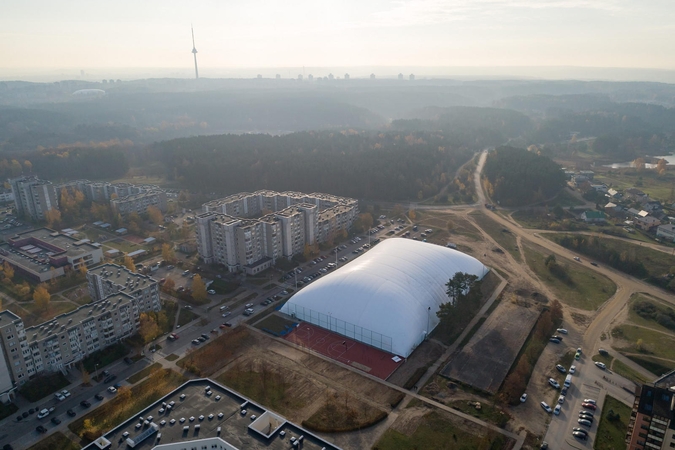 Modernus Pilaitės aikštynas rengiasi šalčiams: prisipūtė stogą