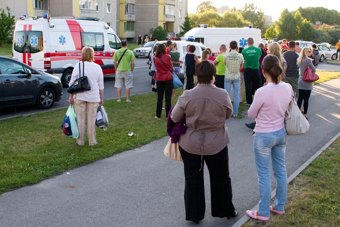 Vilniuje prie daugiabučio namo rasta mirusi moteris