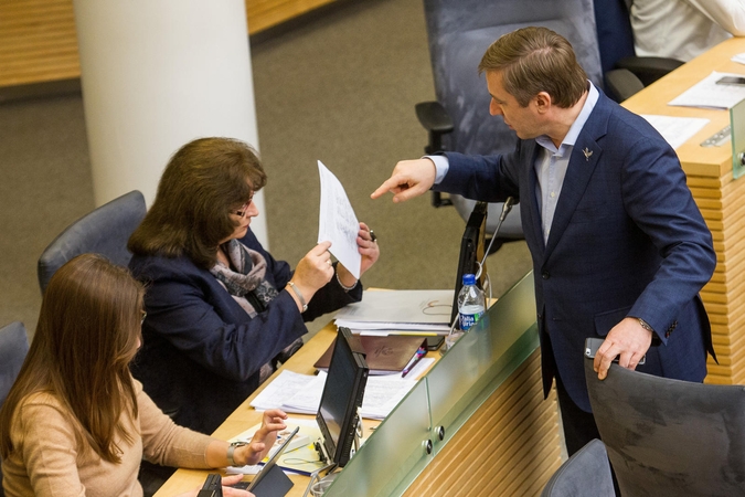 Radijo ir televizijos komisija bausti už politikų garbės pažeminimą negalės