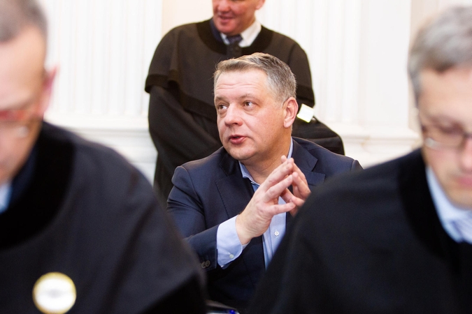 Teismas pratęsė areštą iš E. Masiulio per kratą paimtiems pinigams