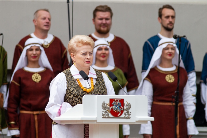 D. Grybauskaitė Lietuvos žmonėms palinkėjo orumo ir pasitikėjimo