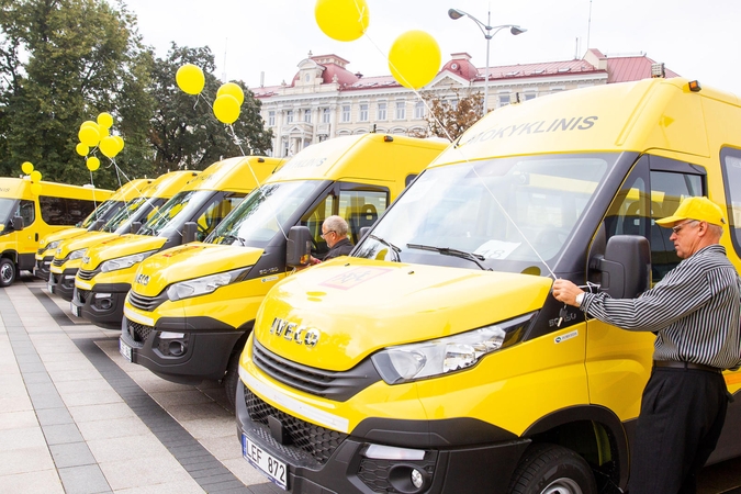 Mokykliniai autobusai galės nemokamai stovėti mokamose vietose