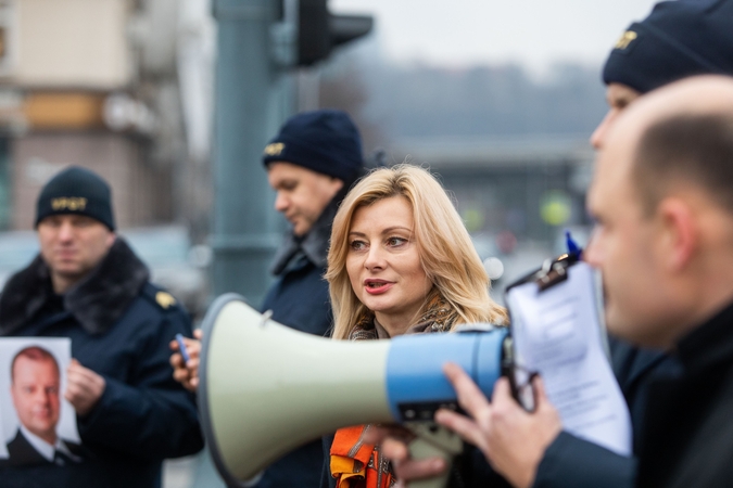 Ministrė: ieškoma būdų, kaip atsilyginti už pareigūnų darbą per karantiną