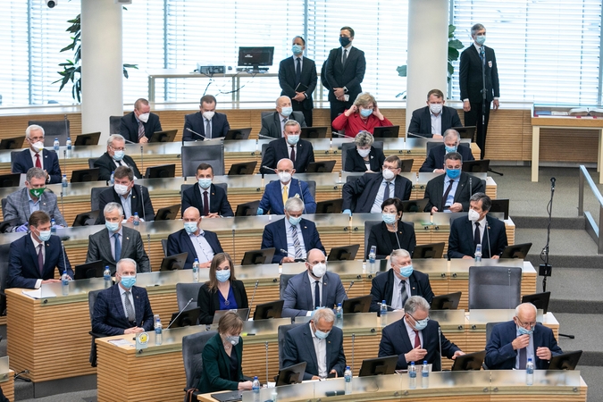 Seimas įtvirtino teisę neduoti parodymų prieš giminaitį