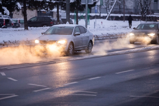 Įspėja vairuotojus: eismo sąlygas sunkina rūkas, jis laikysis ir dieną
