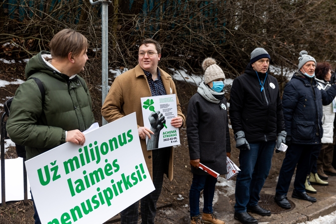 Piketuotojai Vilniuje susirinko palaikyti streikuojančių „Achemos“ darbuotojų