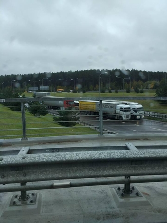 Vakariniame aplinkkelyje apvirto vilkikas