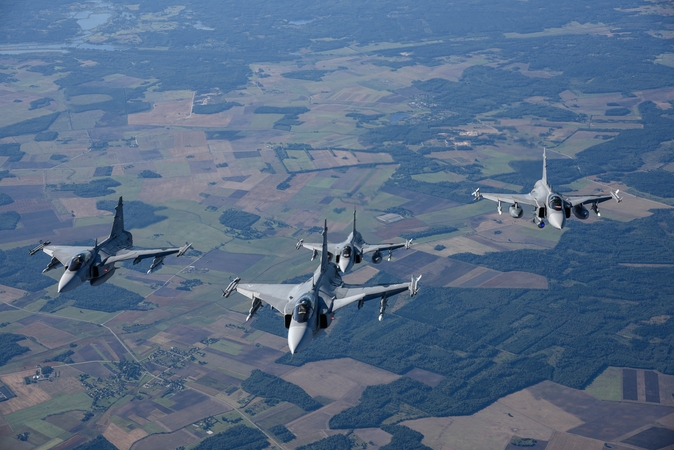 NATO naikintuvai tris kartus kilo patruliuoti ir lydėti Rusijos orlaivių