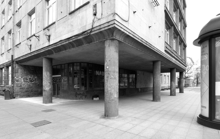 Aiškinsis, kas leido įstiklinti tarpukario pastato Gedimino prospekte fasadą