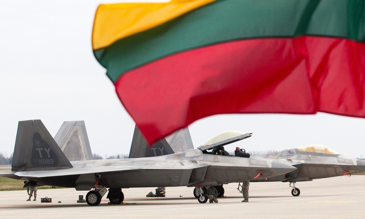 NATO naikintuvai septynis kartus kilo lydėti Rusijos karinių lėktuvų