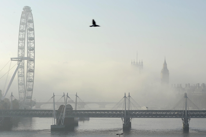 Britanijoje susisiekimą sutrikdė rūkas ir geležinkelininkų streikas