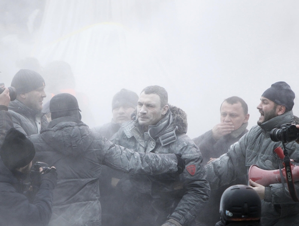 Kijeve milicija prieš protestuotojus panaudojo vandens patrankas ir ašarines dujas