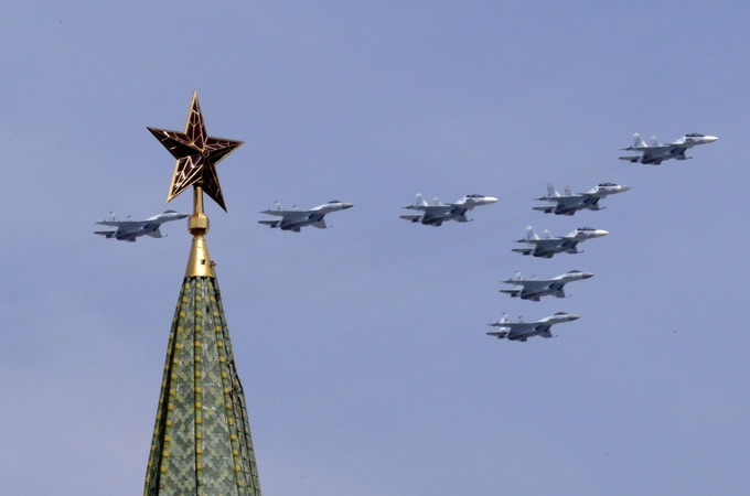 NATO naikintuvai du kartus lydėjo Rusijos karinius orlaivius