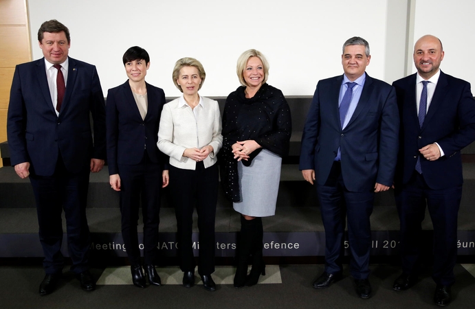 Lietuvos ministras R. Karoblis – pirmas iš kairės