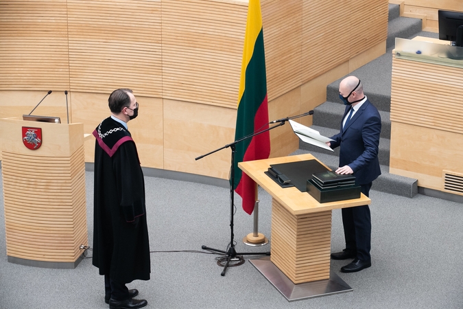 Izoliaciją baigus E. Sabučiui, prisiekė visi naujojo Seimo nariai