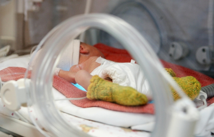 Naujagimių retų ligų tyrimai kelia įtampą tarp Vilniaus ir Kauno klinikų