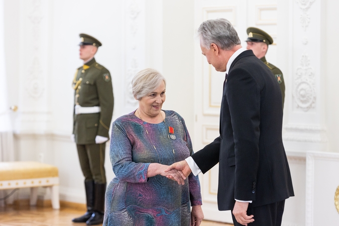 Prezidentas įteikė valstybinius apdovanojimus mamoms ir globėjoms