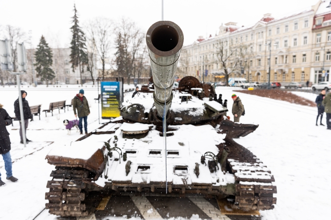 Eksponuoja karo trofėjų: Vilniuje galima pamatyti ukrainiečių sunaikintą rusų tanką