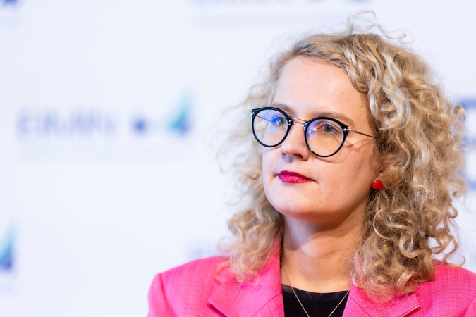A. Armonaitė subalansuotu vadina sprendimą švelninti ribojimus rusams ir baltarusiams