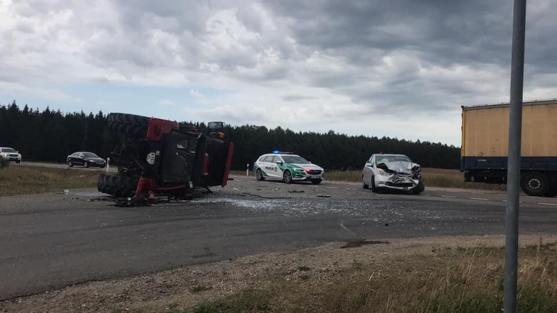 Po smūgio su „Toyota“ traktorius apvirto, vairuotojas – ligoninėje