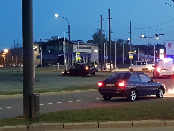 Kaunietis prisilakstė su BMW: neįsuko į žiedinę sankryžą ir kelis kartus vertėsi