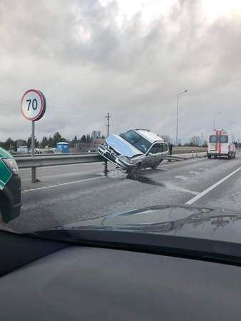 Molėtų plente – avarija: „Volvo“ užlėkė ir pakibo ant atitvaro