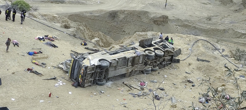 Nelaimė Peru: nuo uolos nukrito autobusas, žuvo mažiausiai 25 žmonės