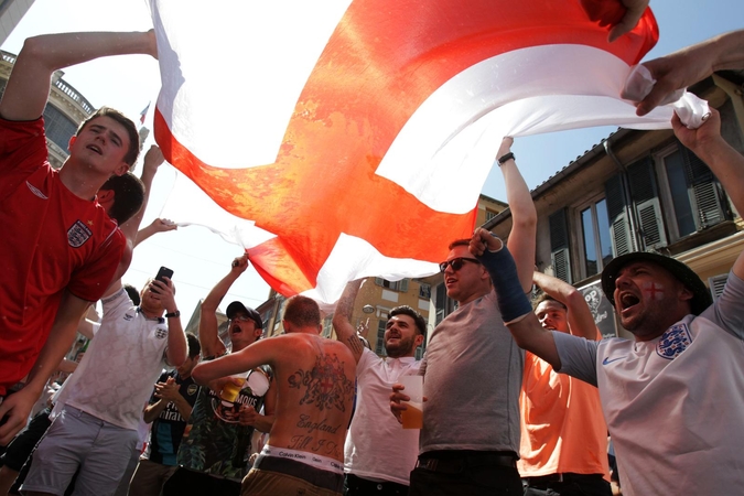 Aistros dėl futbolo verda: Paryžiuje susipliekė britų sirgaliai