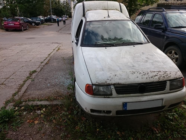 Būna ir taip: vilnietis savo seną mašiną naudojo kaip sandėliuką