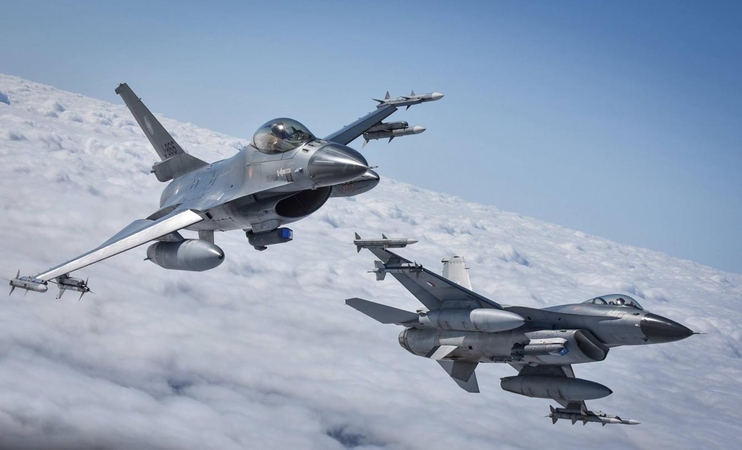 NATO naikintuvai tris kartus kilo lydėti Rusijos karinių orlaivių