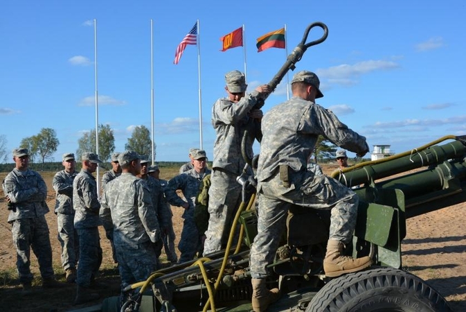 JAV kariai pratyboms į Lietuvą atsigabena haubicų „Paladin“
