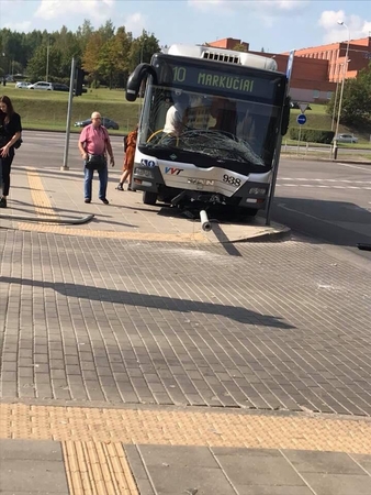 Vilniuje miesto autobusas rėžėsi į stulpą, sužalota keleivė