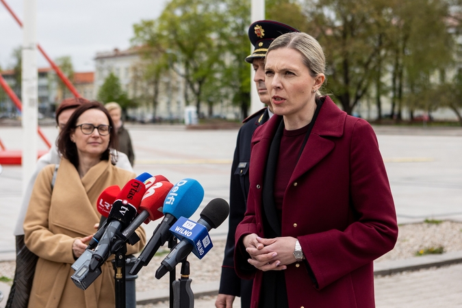 Ministrė: bus siūloma naujuose visuomeniniuose pastatuose įdiegti priedangas