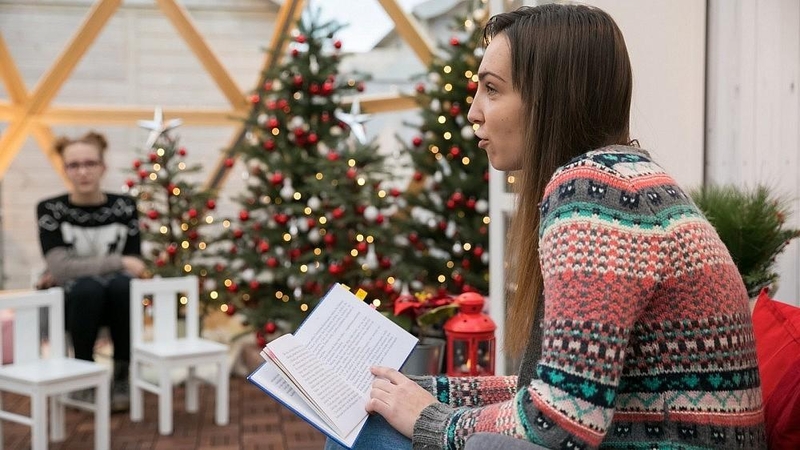 Katedros aikštėje knygas vaikams skaito savanoriai ir žinomi žmonės