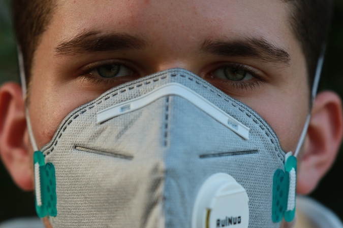 Viešose vietose privaloma dėvėti tik medicinines kaukes ir respiratorius