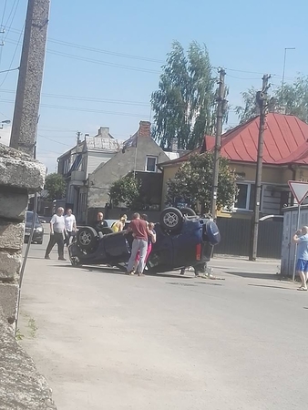 Avarija Vilijampolėje: po smūgio mašina apvirto ant stogo