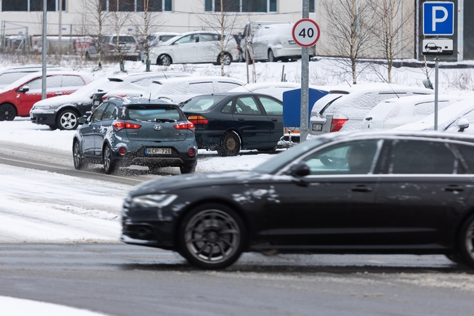 Žiemiškas rytas: eismo sąlygas sunkina snygis, šlapdriba ir plikledis