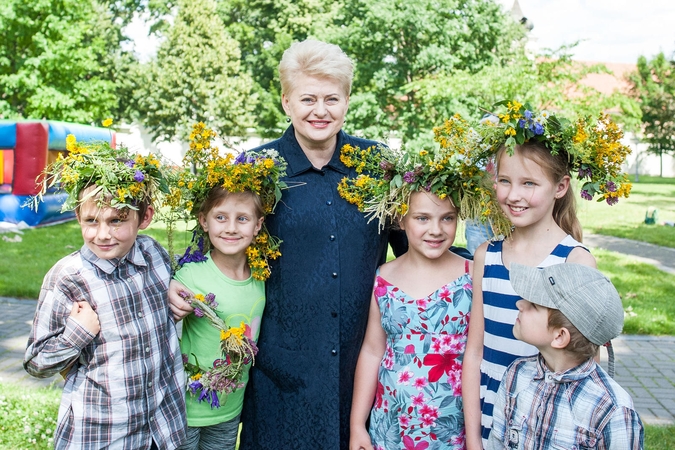 Prezidentė Jonines šventė kartu su dienos centrų vaikais