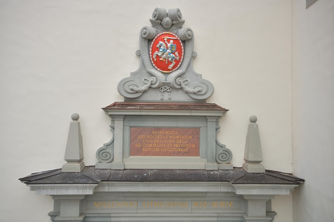 Virš Valdovų rūmų vartų auksu ir sidabru sušvito Lietuvos Vytis