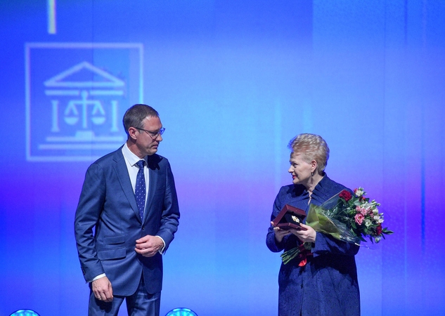 Prezidentė apdovanota už nuopelnus teismų sistemai
