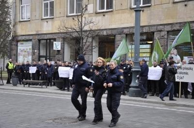 Kalėjimų sargai: esame basi, alkani ir nesaugūs