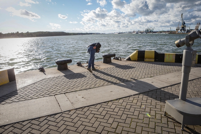 Stiprus vėjas Kruizinių laivų terminale nulaužė vėliavos stiebą