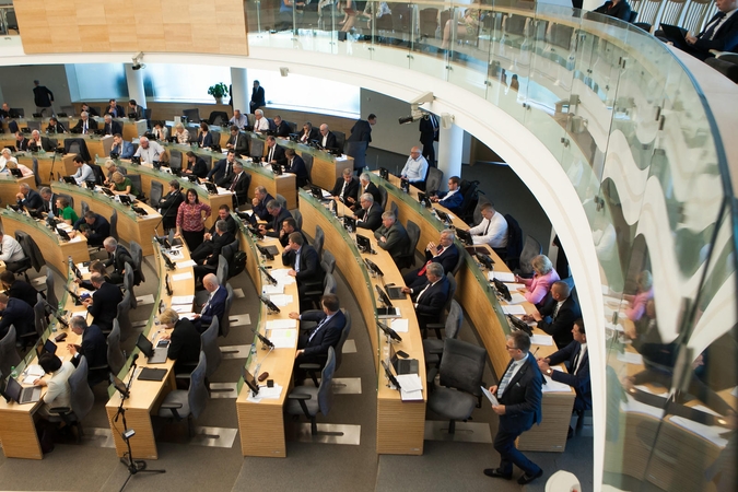 Seimas nesutiko apriboti ministrų talkininkų skaičiaus