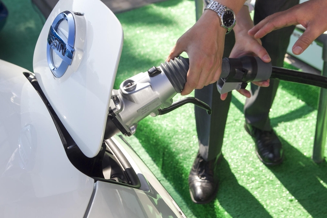 Sostinėje daugėja elektromobilių įkrovimo stotelių
