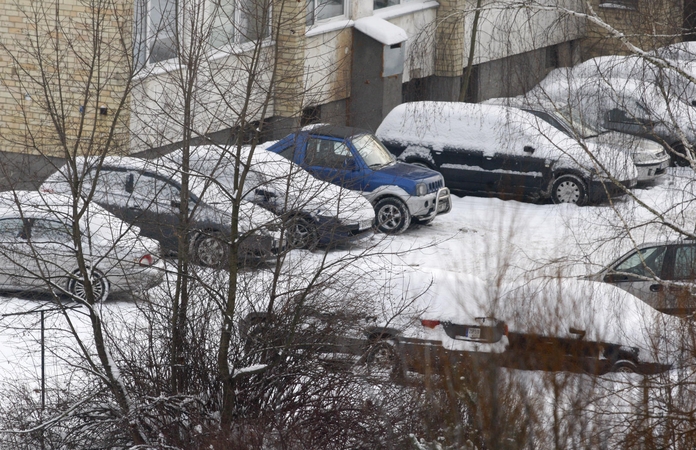 Vilniaus ugniagesiai į gaisrą negalėjo prasibrauti per automobiliais užgrūstą kiemą