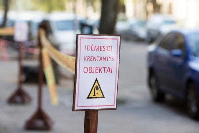 Nelaimė Vilniuje: lūžo daugiabučio balkonas, moterį spėjo įtraukti į butą